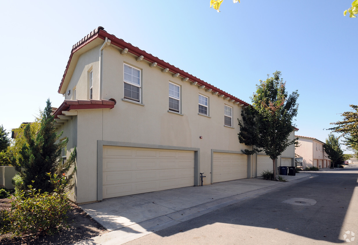 Building Photo - Creek Bridge Apartments