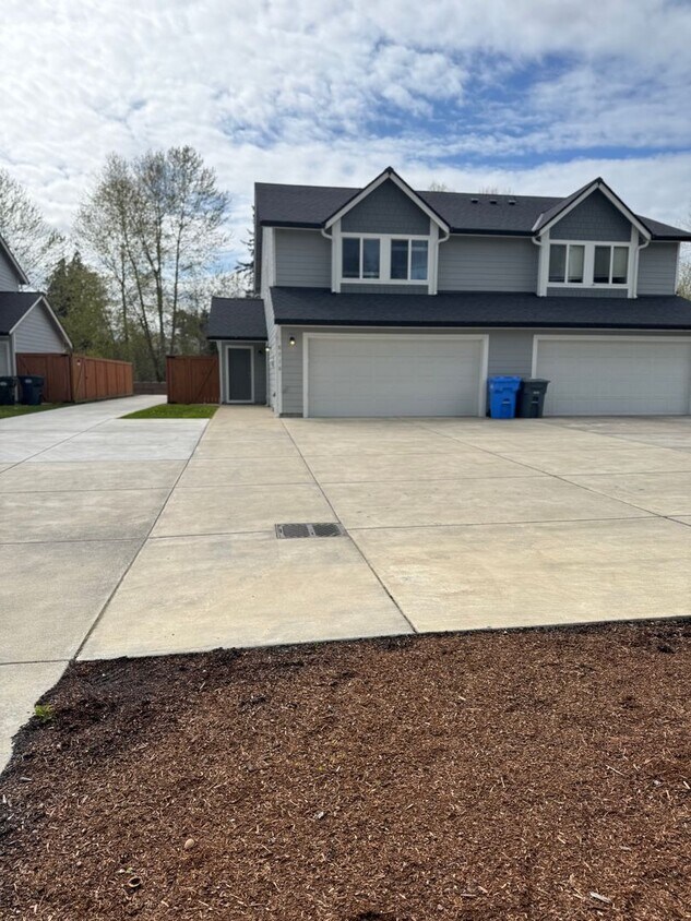 Foto principal - Charming 3 Bedroom and 2.5 Bathroom home located in desirable Tacoma