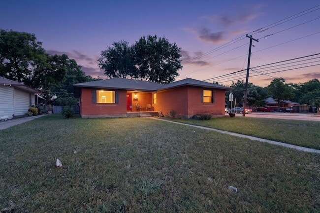 Photo - 2104 Hillburn Dr House