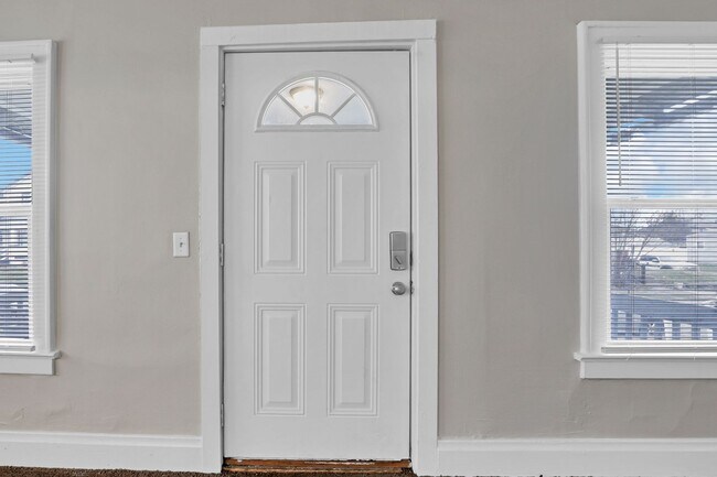 Building Photo - Beautiful 2 bedroom home available on the ...