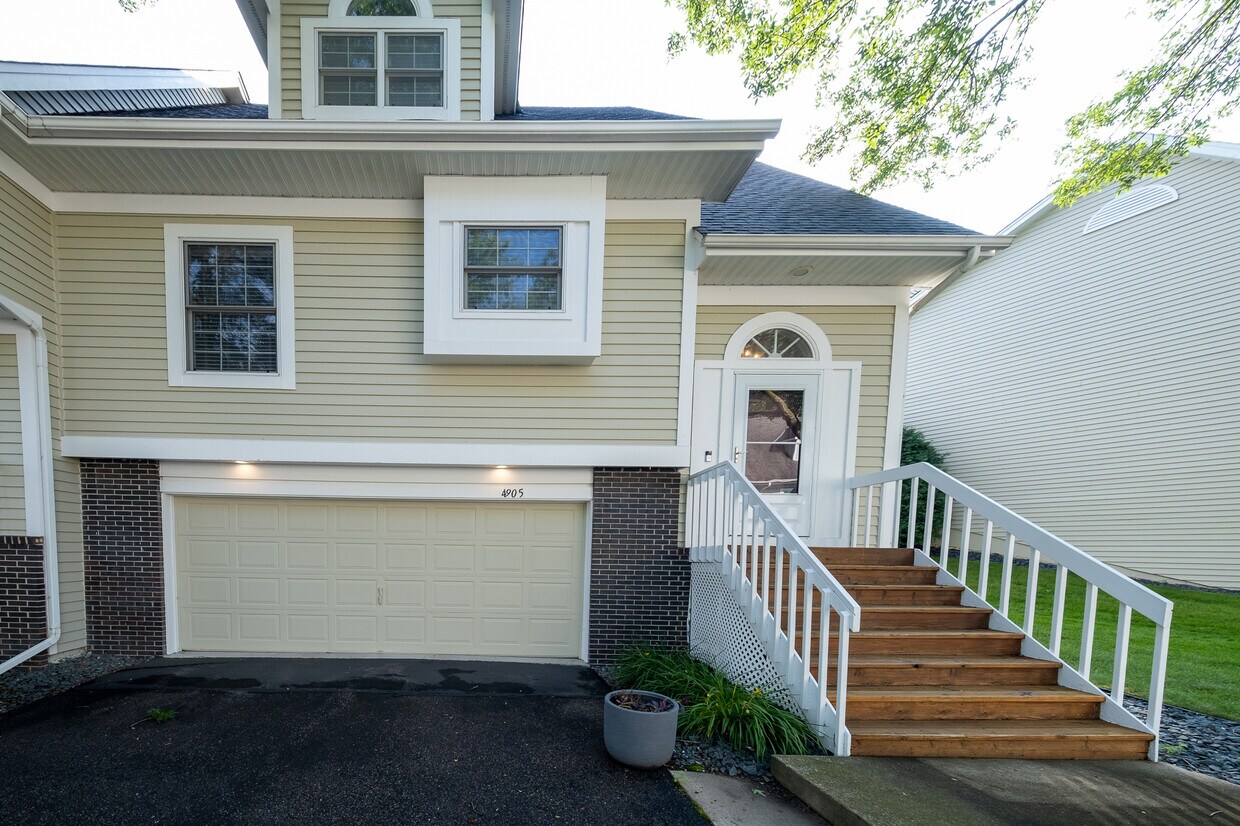 Primary Photo - 4905 Bayswater Rd