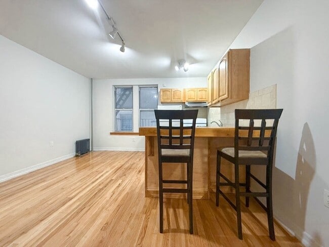 Building Photo - 707 W 171st St