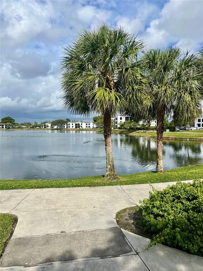Foto del edificio - 215 Lake Pointe Dr