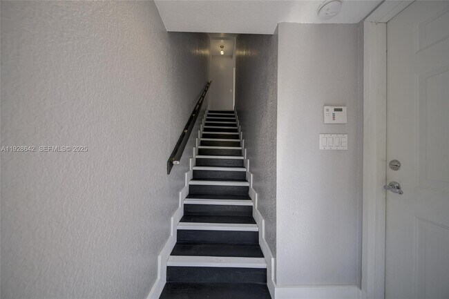 Foto del edificio - 3300 Bird Ave