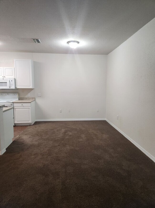 Building Photo - 1003
