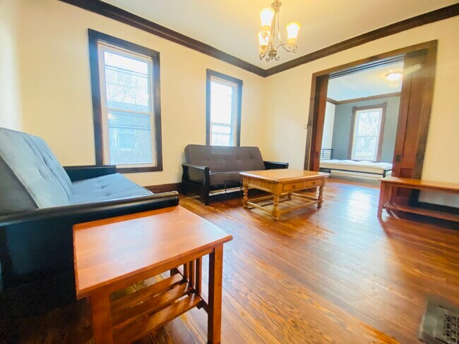 Foto del edificio - 1337 Madison St