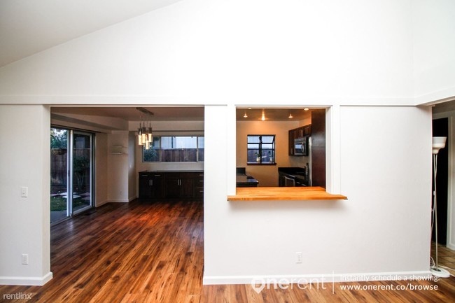 Building Photo - 2662 Meadow Glen Dr