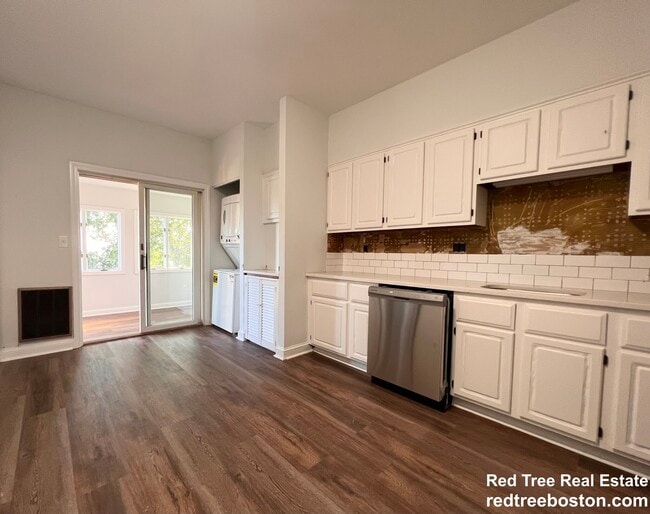 Building Photo - 401 E 7th St