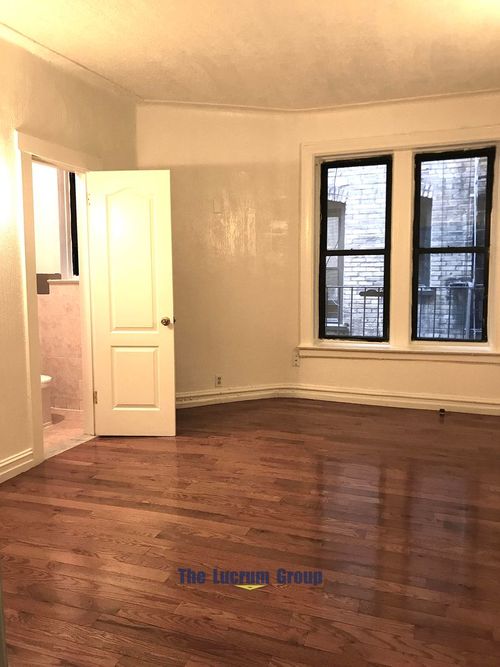 Foto del edificio - 220 E 18th St
