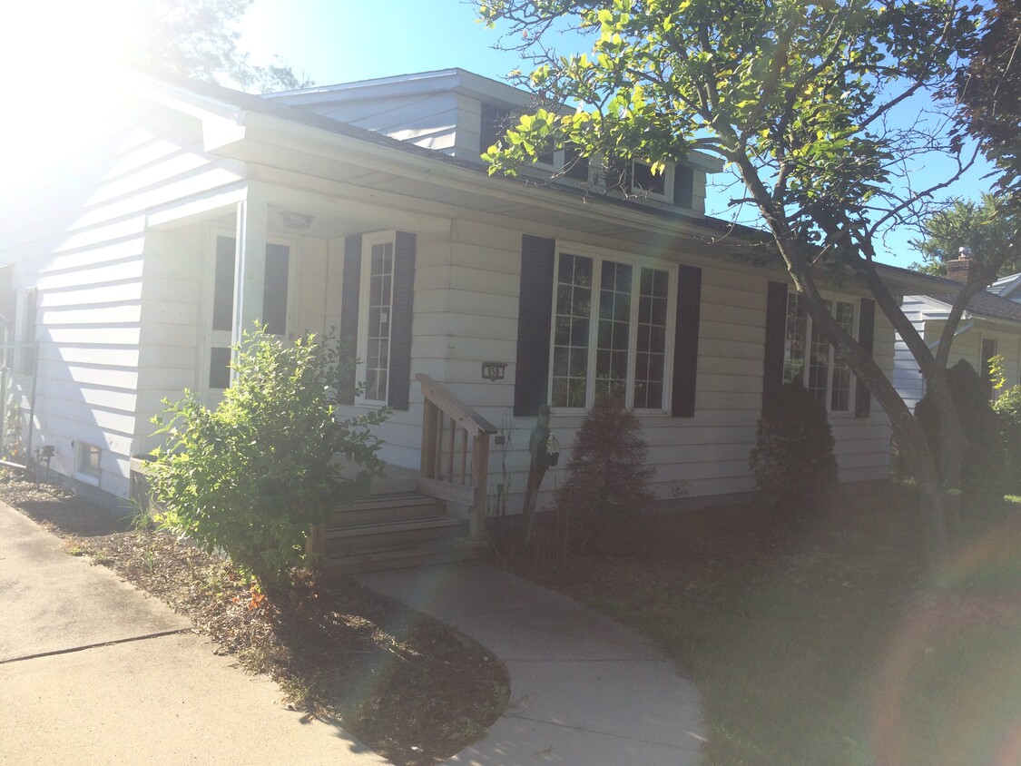 Primary Photo - 858 N 6th St
