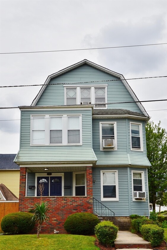 Primary Photo - 70 Bennett Ave