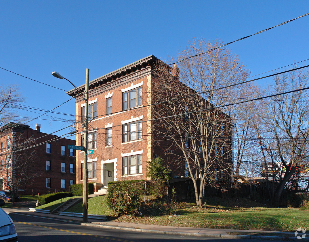 Primary Photo - 194-196 Hamilton St