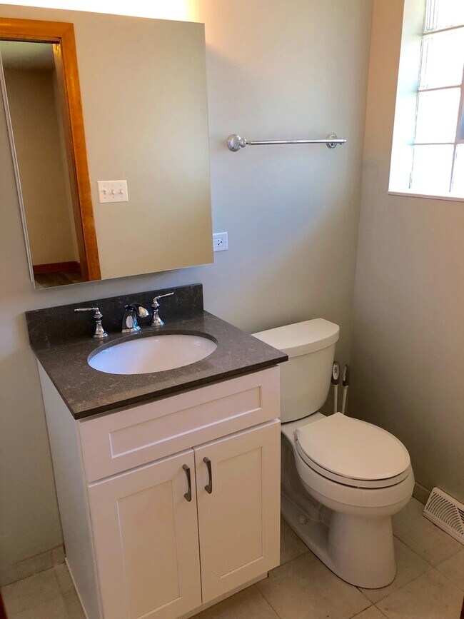 Foto del edificio - Updated 3Bed/2Bath Home For Rent Brookfield! 2 Car Attached Garage