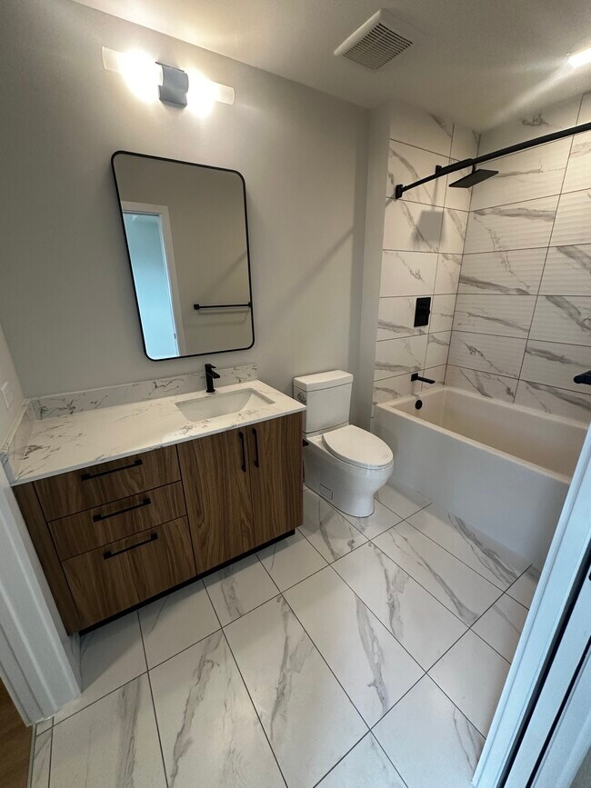 Foto del edificio - 11030 N Bayshore Dr
