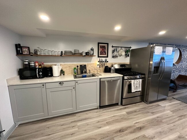 Building Photo - 124 Pioneer St