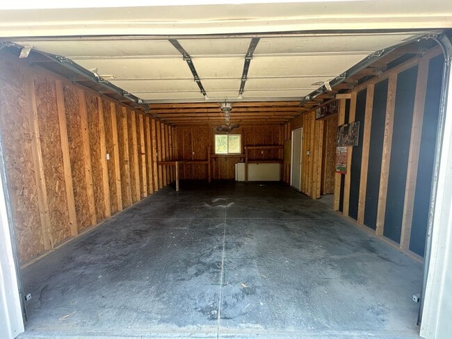 Building Photo - Two bedroom, One bathroom, Pet Friendly Ho...