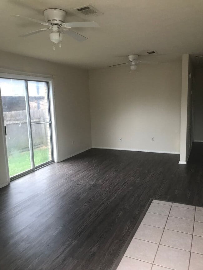 Building Photo - TWO BEDROOM DUPLEX WITH FENCED BACK YARD AVAILABLE 7/27/2026.