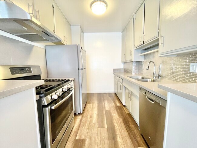 Foto del edificio - 1037 N Harper Ave