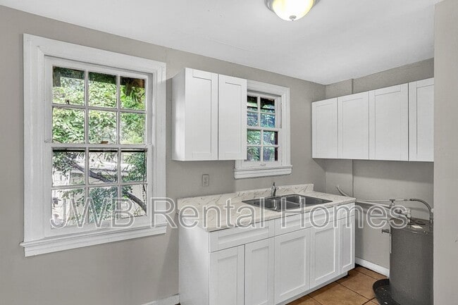 Building Photo - 533 E 27th St