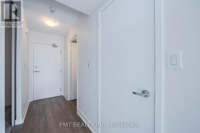 Building Photo - 1721 - 4K SPADINA AVENUE