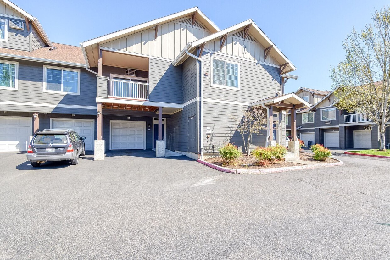 Primary Photo - Charming 2-Bed Condo with Lush Views & Lux...