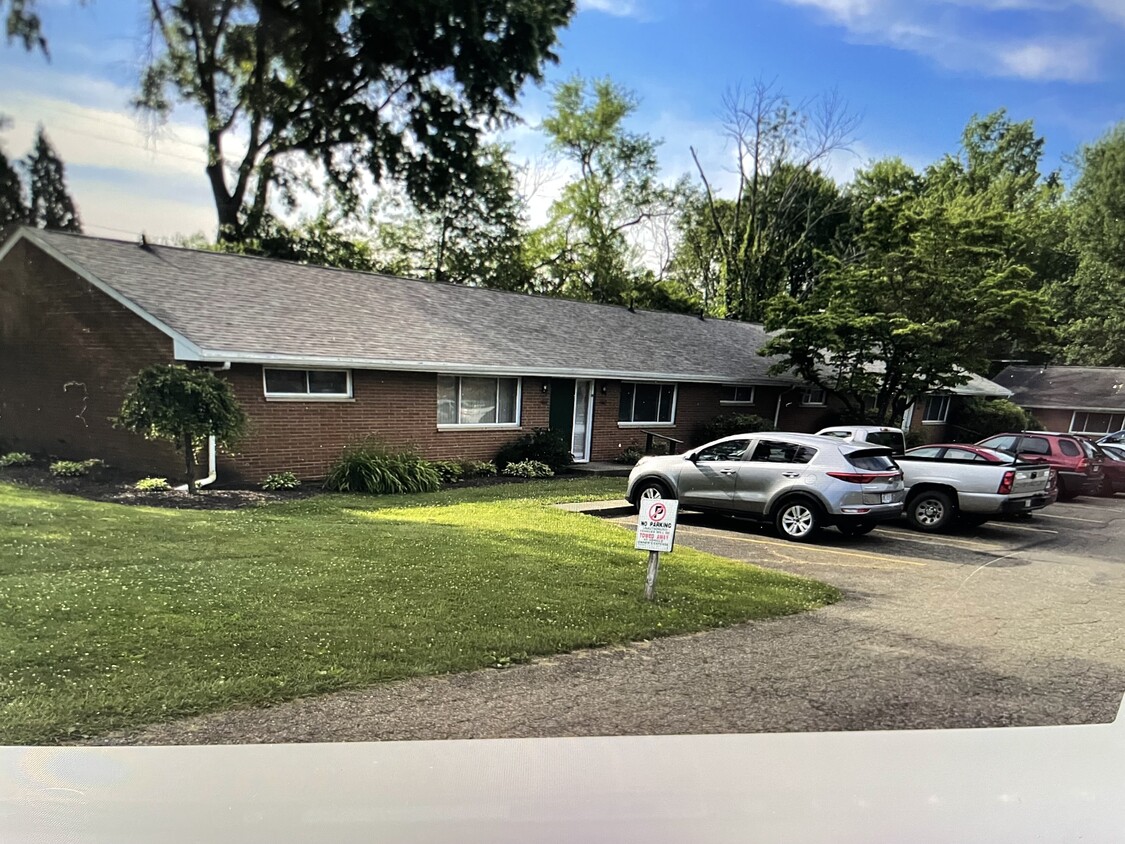 1662 Rosemont Rd Unit 2, Alliance, OH 44601 Apartments in Alliance