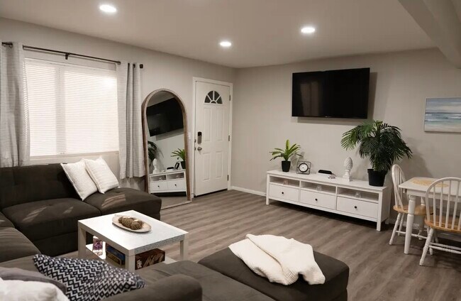 Foto del edificio - 6716 N Elman St