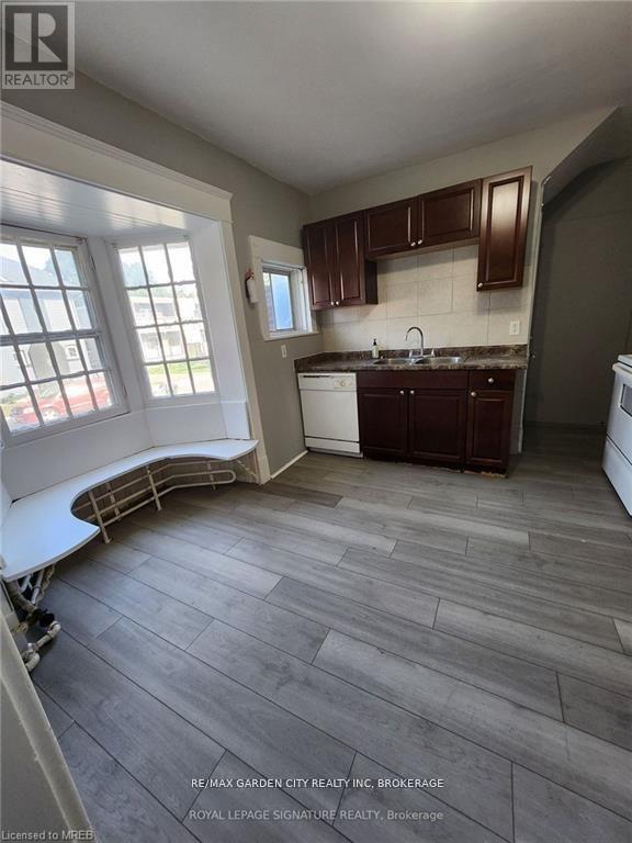Building Photo - 323 Queenston St