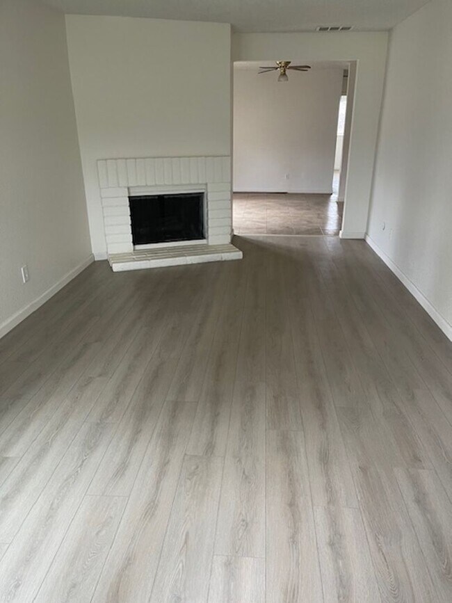 Foto del edificio - DUPLEX FOR RENT IN SACRAMENTO