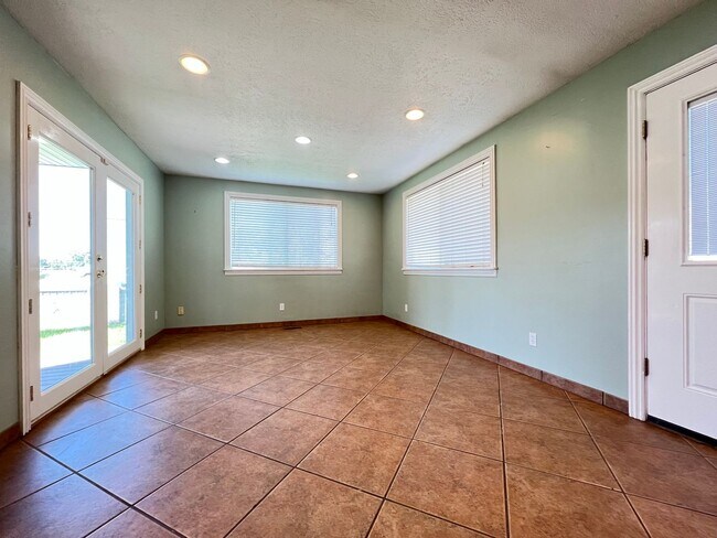 Building Photo - 5 Bedroom/2.5 Bathroom Home in West Valley...