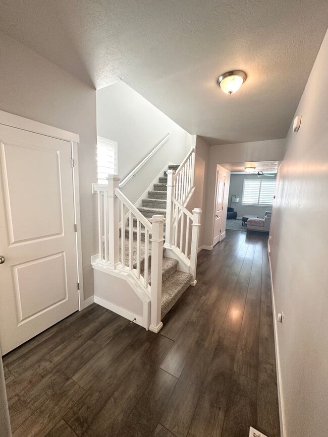 Building Photo - 4 bedroom/4 bathroom Home in Bluffdale