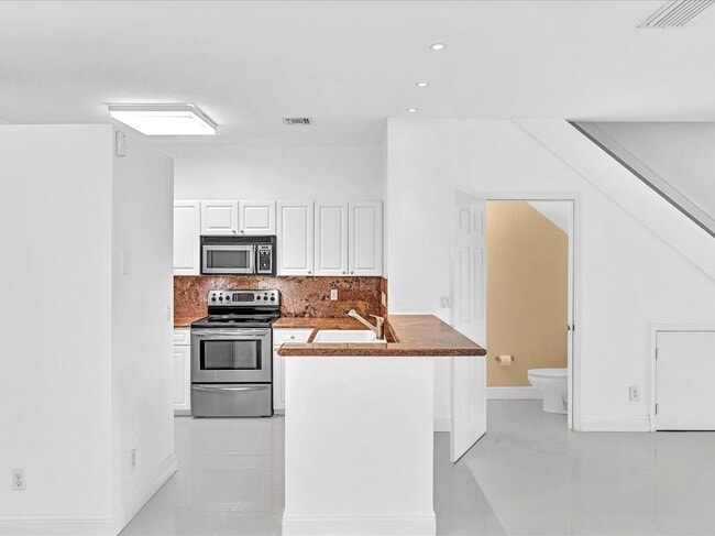 Building Photo - 812 SE 4th Ct