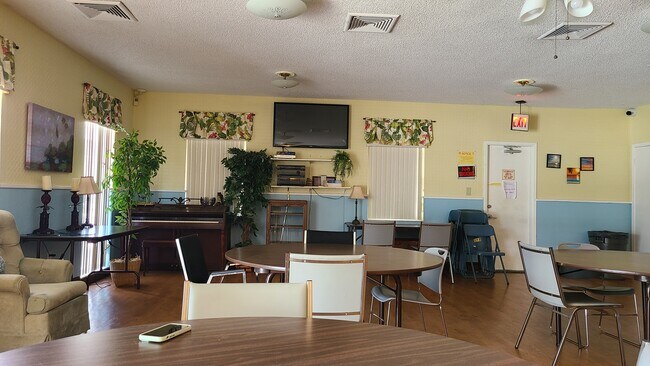 Casa club - 205 S McMullen Booth Rd