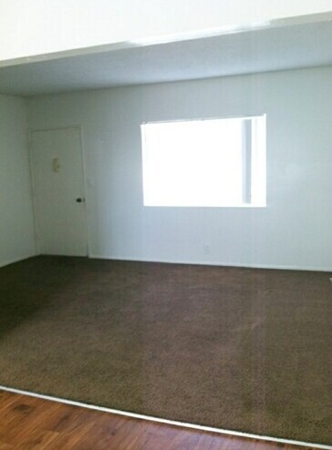 Sala de estar - 11704 Truro Ave Apartments