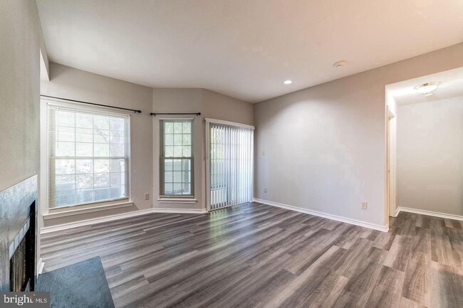Building Photo - 3903 Penderview Dr