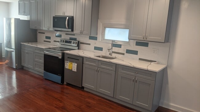 Building Photo - 14 Croton St