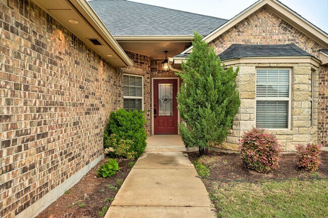 Foto del edificio - Beautiful & Large 4 Bed 2 Bath Home in Edmond!