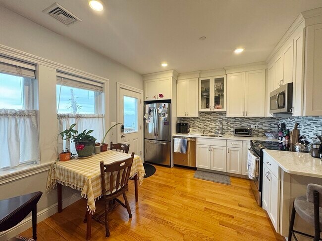 Building Photo - 214-216 E Eagle St