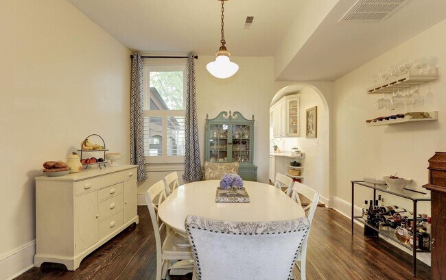 Foto del edificio - Spacious & Charming Victorian Row House in Burleith-Moments from Georgetown!