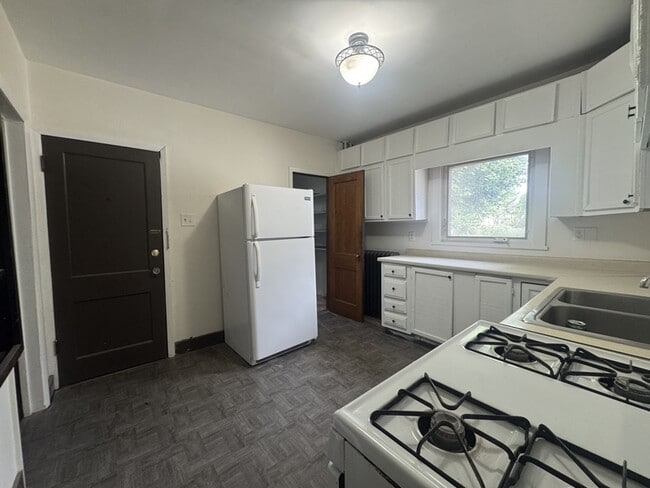 Building Photo - 157 Benson St