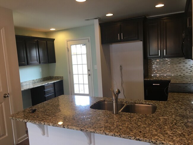 Building Photo - Townhome in Villages of Riverwood, Upgrades include Granite, Hdwd Floors, 1 Car Garage, Community...