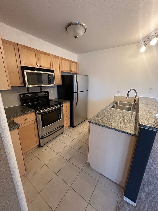 Foto principal - Fantastic 2 Bed 2 Bath Greenwood Condo- Av...