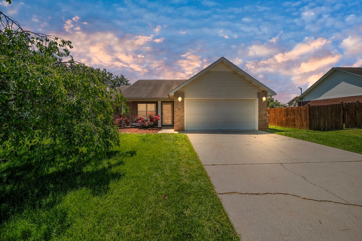 Primary Photo - 3131 Harrington Ct