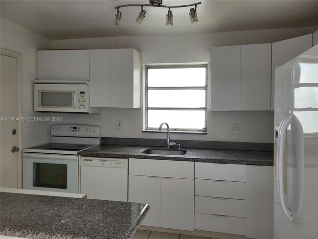 Building Photo - 1020 94th St