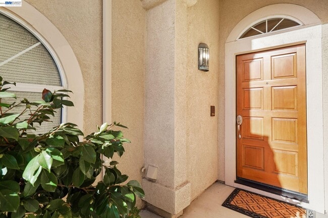 Building Photo - 493 S Clovercrest Ln