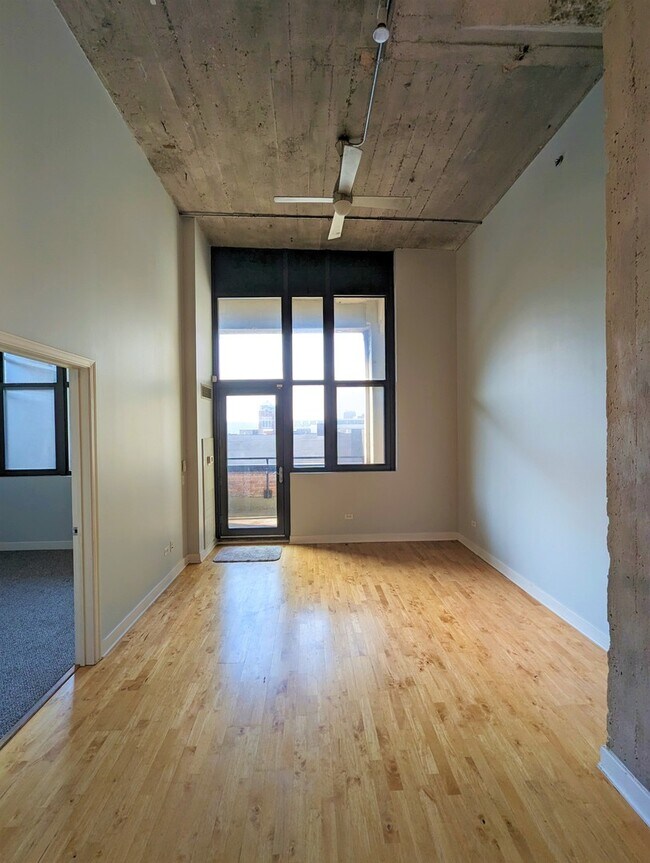 Building Photo - 320 E 21st St