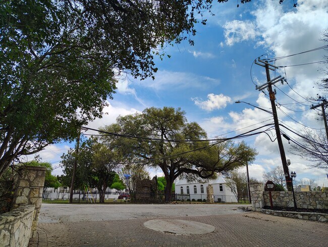 Foto del edificio - 100 Lorenz Rd