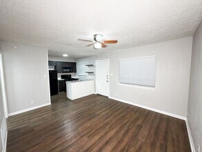 Building Photo - 137 Elm St