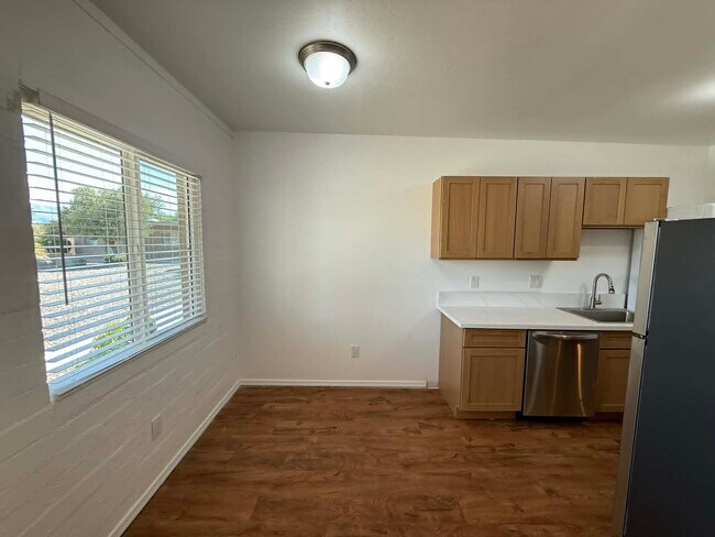 Building Photo - 1518 E Hedrick Dr