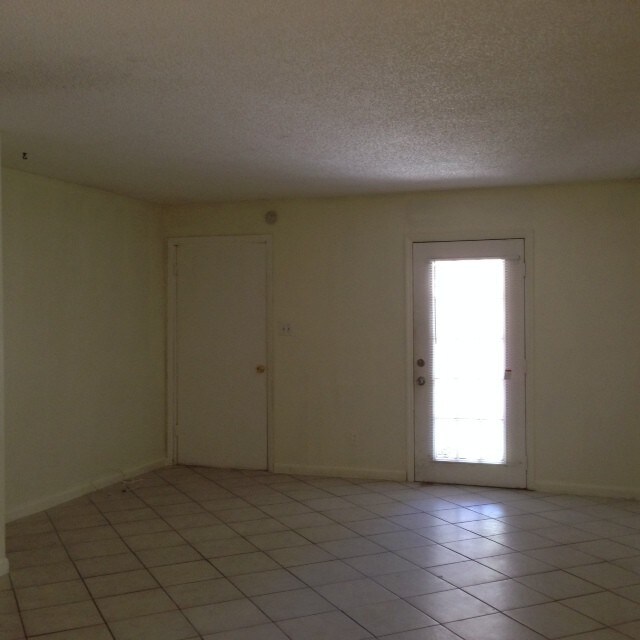 Foto del edificio - 3/1. 9313 N 46TH ST APT 2